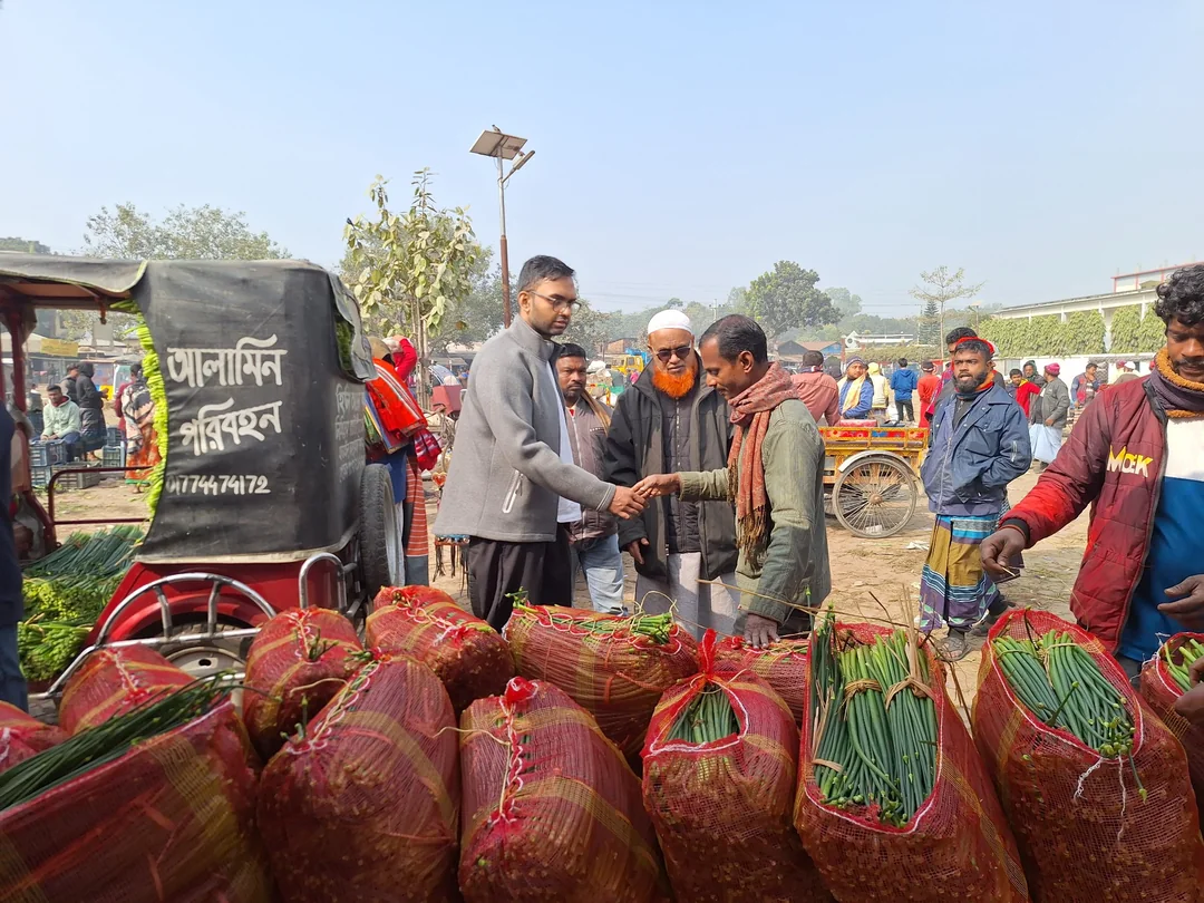 Produce moving through a Bangladeshi wholesale market
